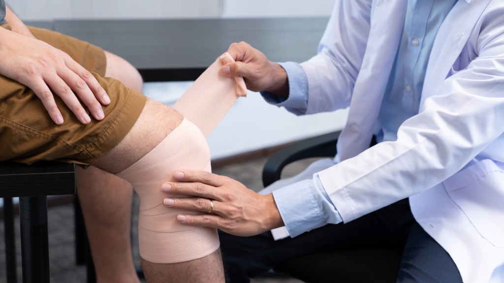 A Guide to Knee Wrapping: Supporting Your Recovery After&nbsp;Surgery
